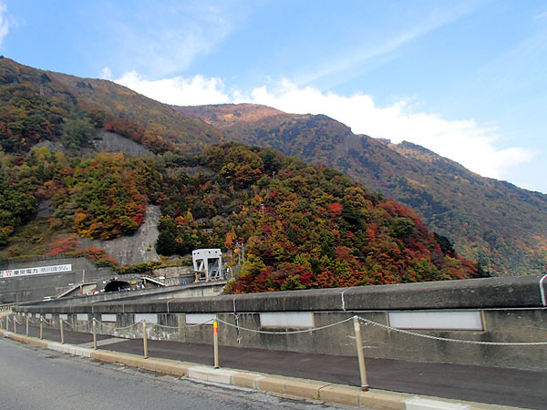 梓湖付近の紅葉
